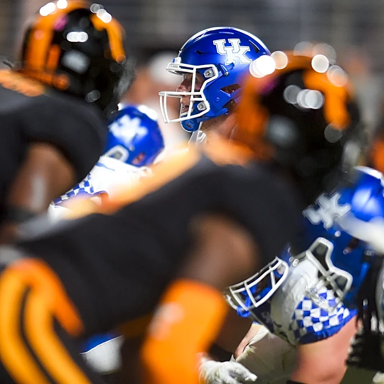 Tennessee-Kentucky football game initial score prediction Week 10
