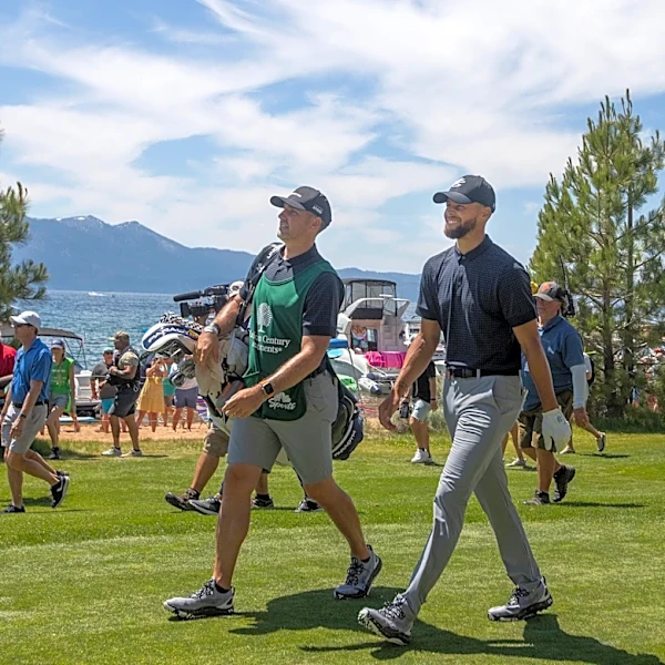 Fan delivers LeBron James news to Stephen Curry while on the golf course