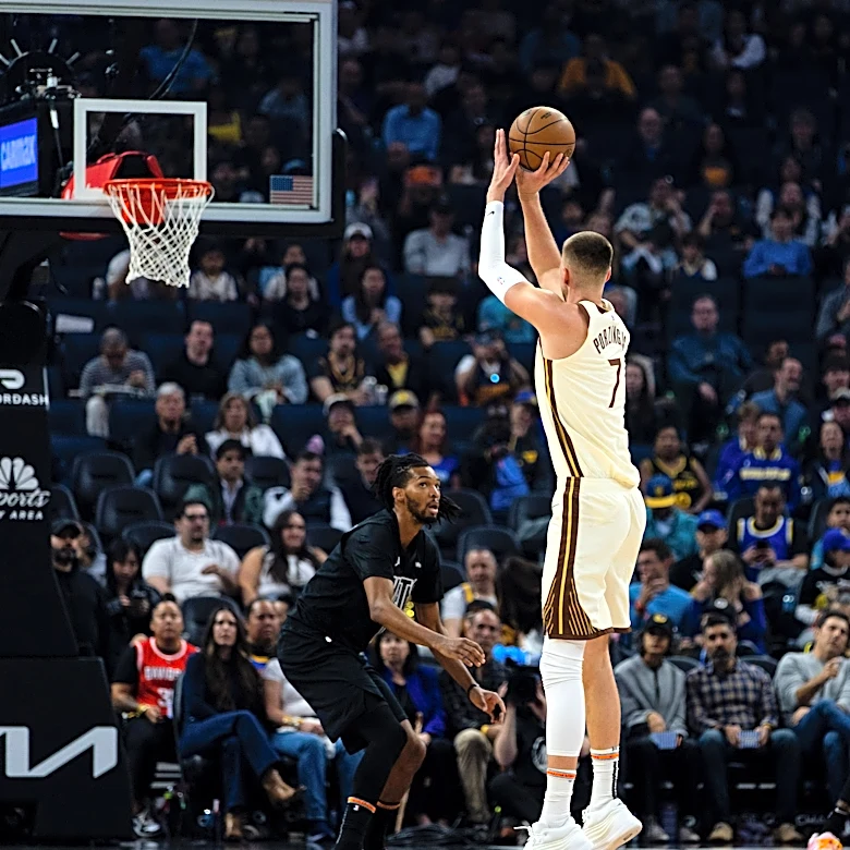 Report: Kristaps Porzingis remains away from Warriors