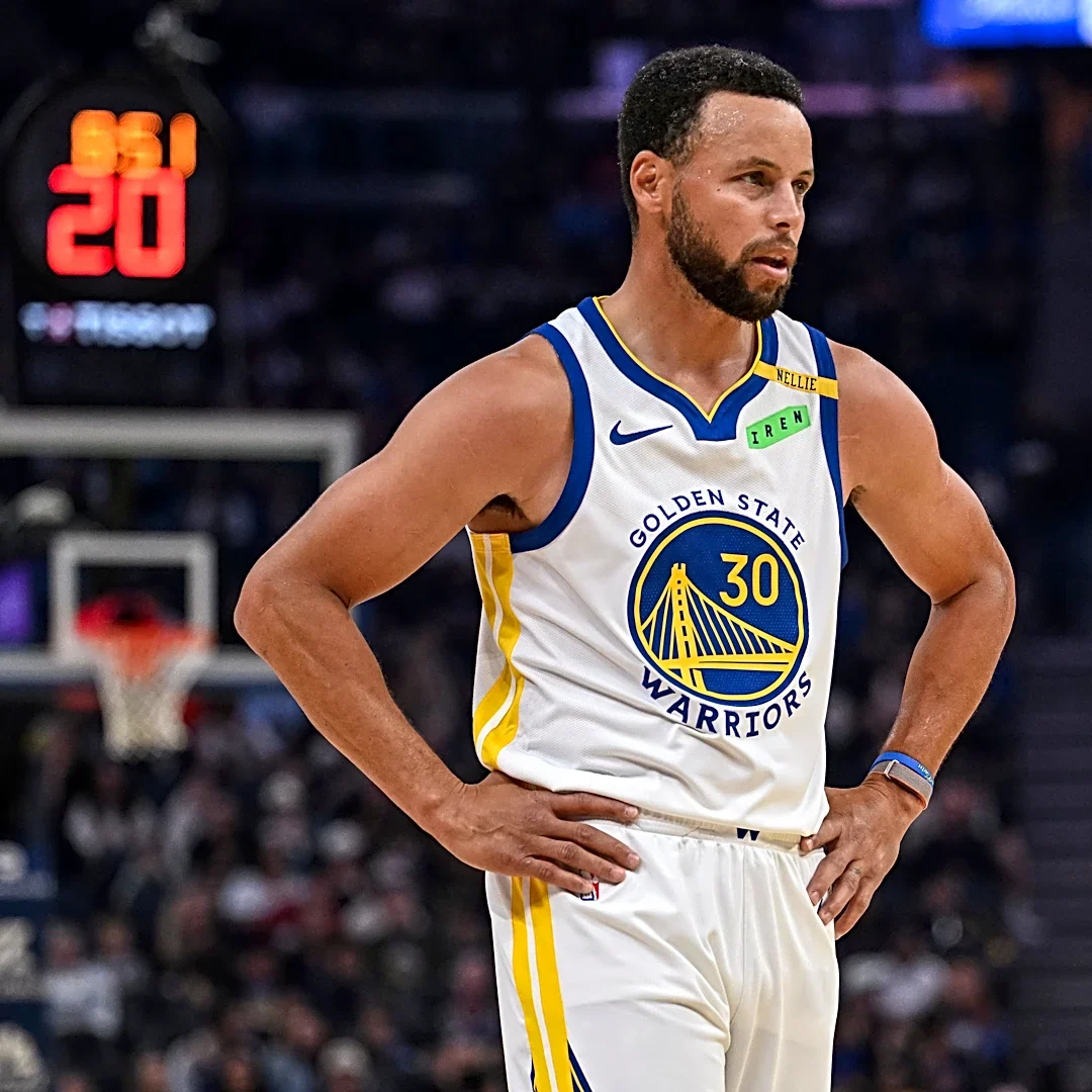 Steph Curry exits open practice at Chase Center with apparent injury