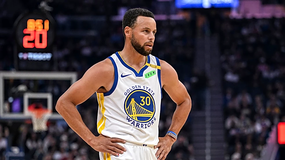 Steph Curry exits open practice at Chase Center with apparent injury
