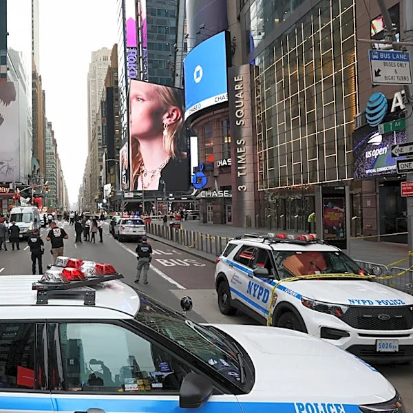 Times Square stabbing leaves 1 dead, 1 wounded; suspect fatally shot by NYPD