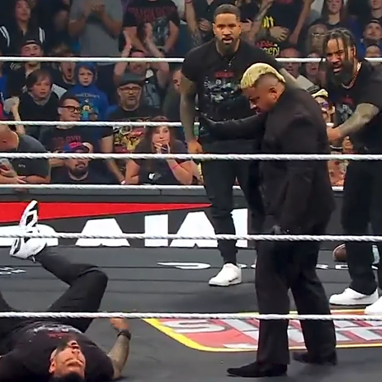 Solo Sikoa Spikes Roman Reigns, Rejects The Bloodline (Alongside LA Knight) On WWE Raw