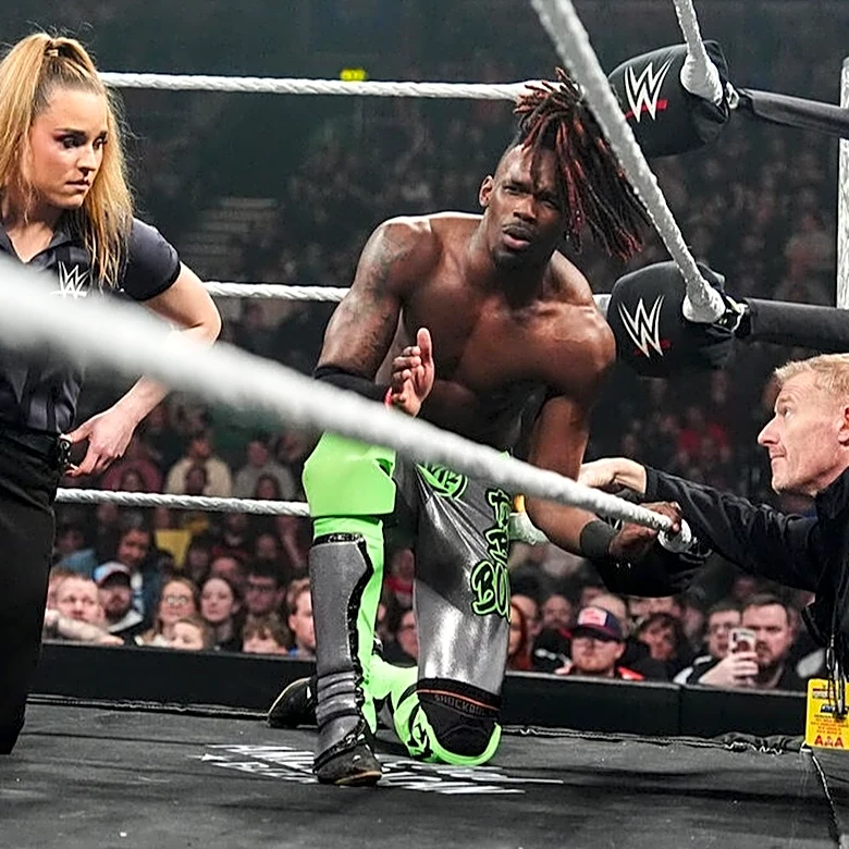 Je'Von Evans Recalls Medical Stoppage After 'Seeing Stars' During WWE Raw Match