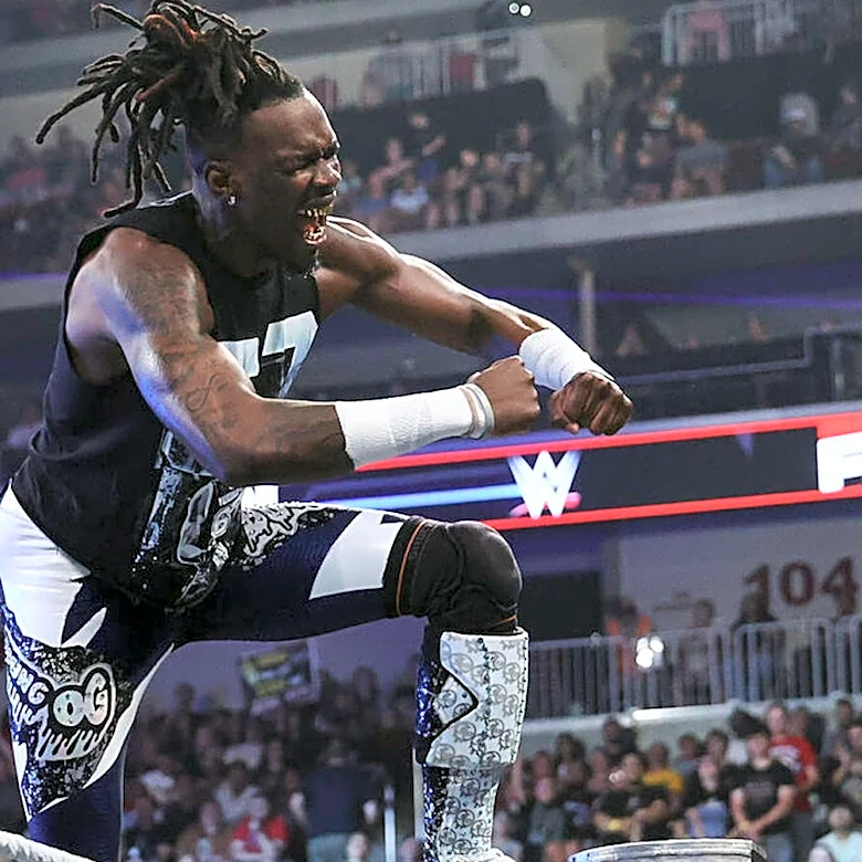 Je'Von Evans Pins Big Cass To Qualify For Men's MITB Ladder Match On WWE Raw