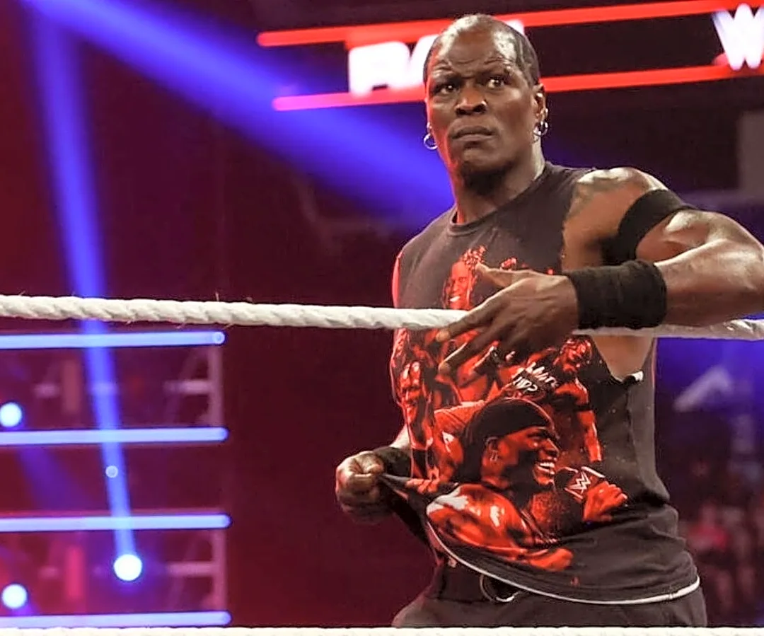 R-Truth Appears To Suffer Injury On WWE SmackDown, Match Ends By Referee Stoppage