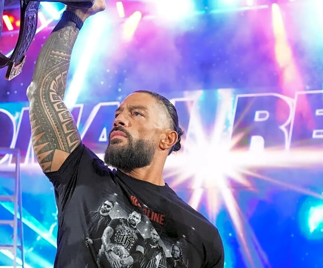 Roman Reigns Helps Bloodline Run Off The 946 In WWE Raw Main Event Brawl