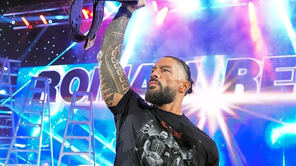 Roman Reigns Helps Bloodline Run Off The 946 In WWE Raw Main Event Brawl