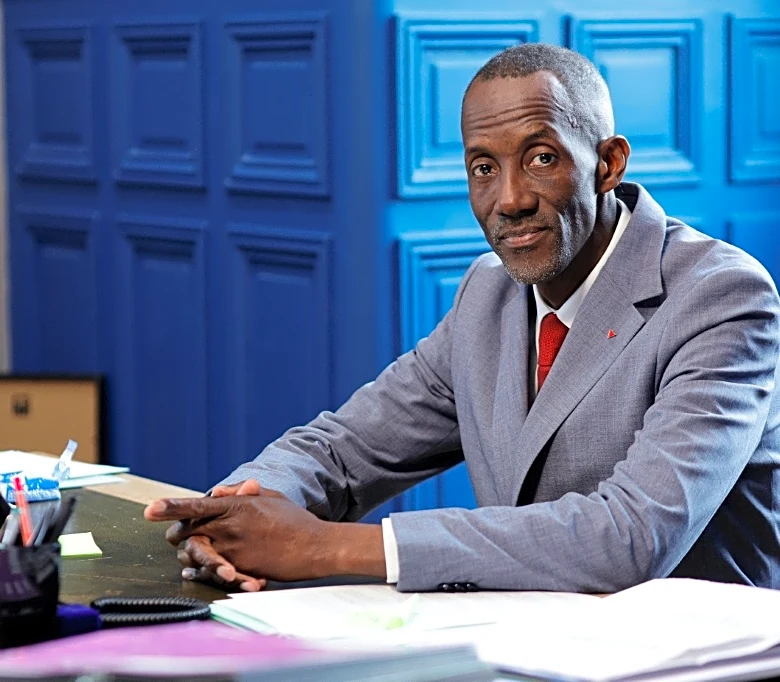 La elección de un alcalde negro pone a Francia ante el espejo del racismo