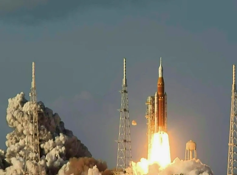 Cuatro astronautas siguen hacia la Luna por primera vez en medio siglo