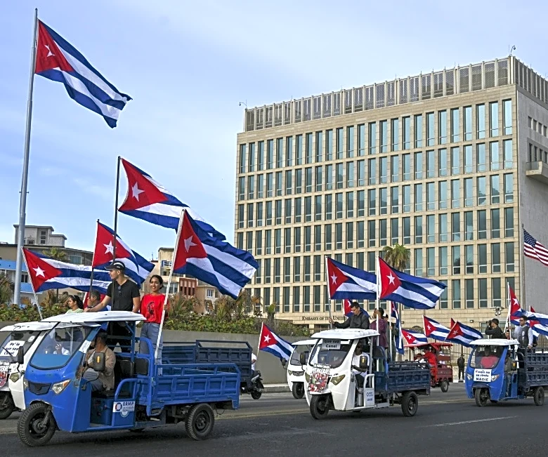 Cubanos piden frente a embajada de EEUU en La Habana el fin del bloqueo