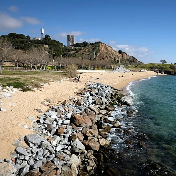 Los pueblos costeros españoles prueban nuevas recetas para salvar sus playas