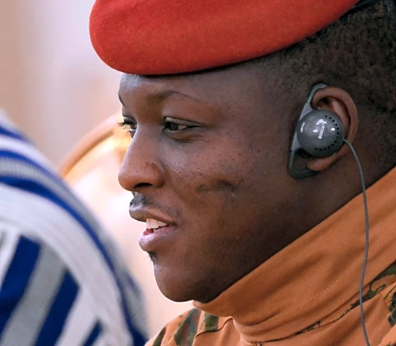 Los burkineses deben "olvidarse" de la democracia, advierte el jefe de la junta