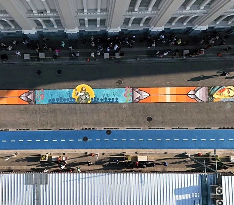 Salvadoreños elaboran alfombra de sal de más de 1 km en Semana Santa