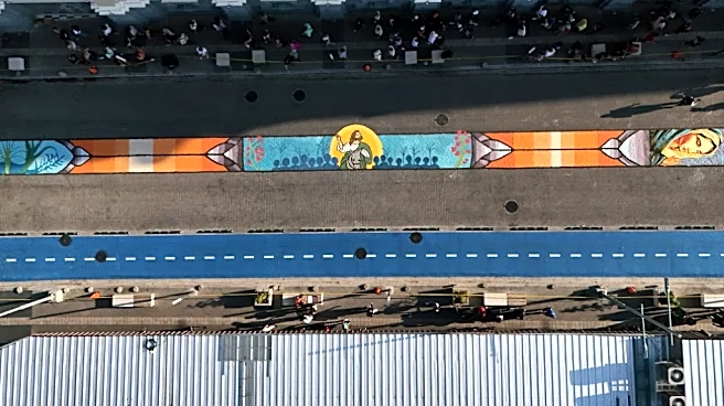 Salvadoreños elaboran alfombra de sal de más de 1 km en Semana Santa