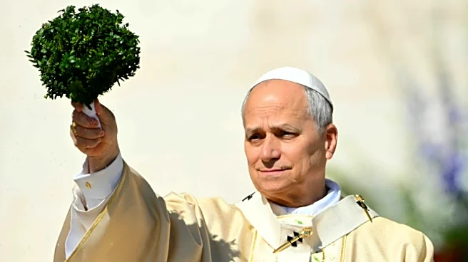 El papa pide "elegir la paz" en su primer mensaje de Pascua