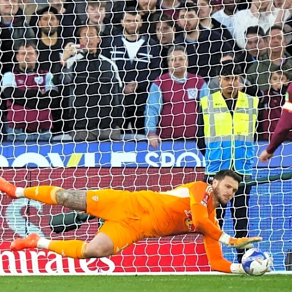 Leeds pasa a semis de FA Cup tras eliminar en penales al West Ham