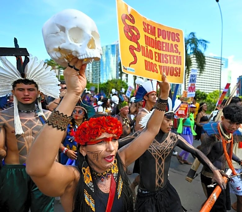 Indígenas reclaman una mayor protección de sus tierras en una marcha en Brasilia