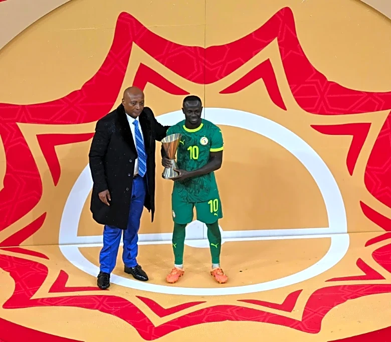 El presidente de la CAF visita Dakar tras la retirada del título a Senegal