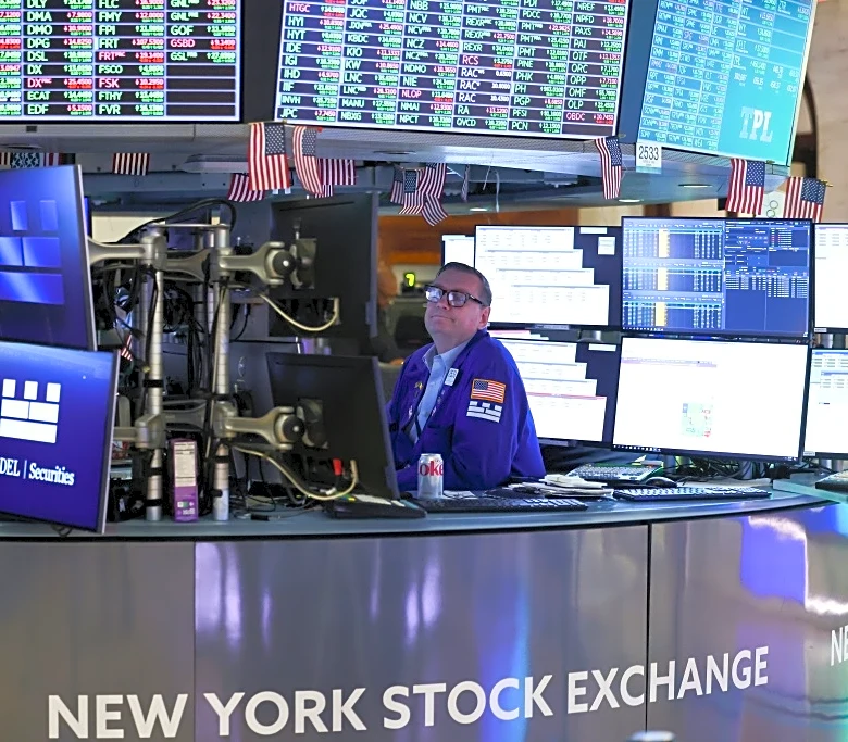 Inversores celebran anuncio de diálogo Israel-Líbano y el precio del petróleo se modera