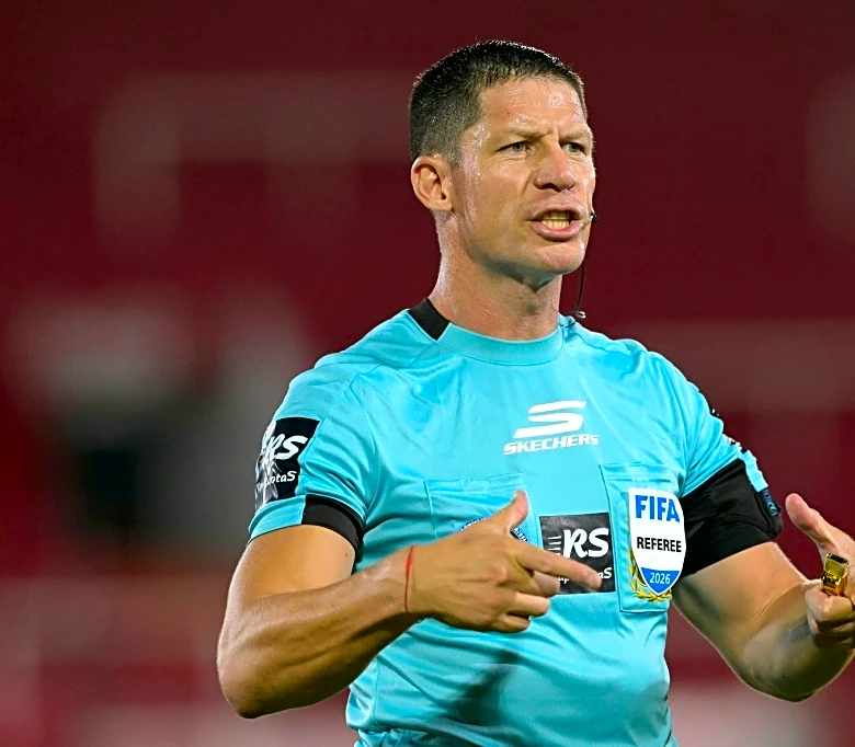 La liga argentina sancionará a los futbolistas que se paren sobre el balón