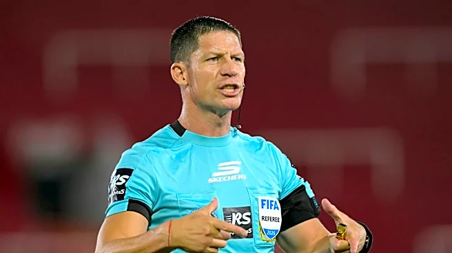 La liga argentina sancionará a los futbolistas que se paren sobre el balón