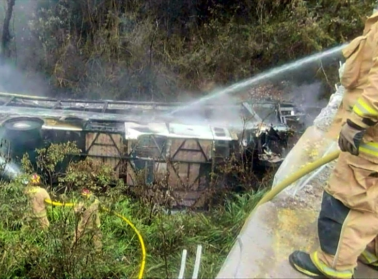 Suben a 14 los muertos por caída de autobús a un abismo en Ecuador