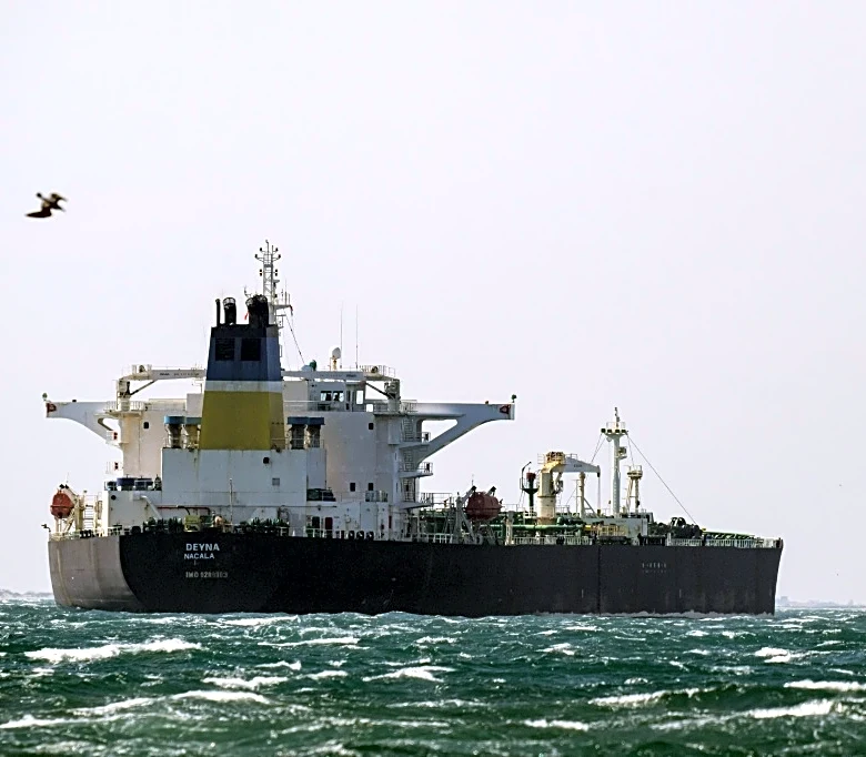 Un petrolero vinculado a Rusia abandona Francia tras pagar una multa