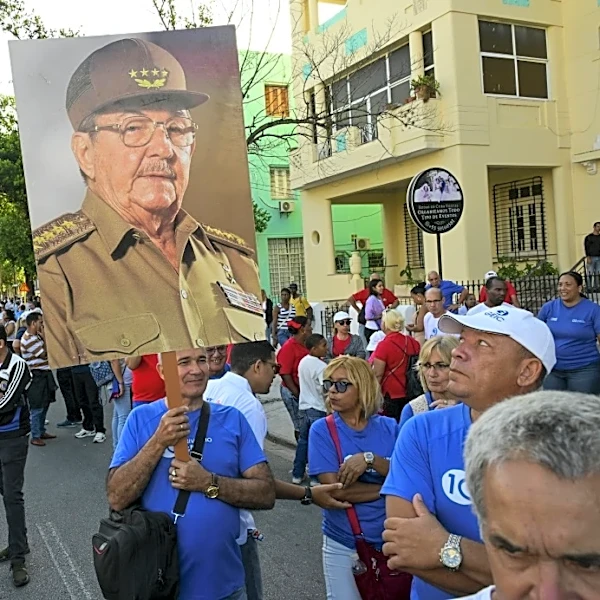 Raúl Castro participa en "la toma de decisiones" en las negociaciones entre Cuba y EEUU, dice su hija