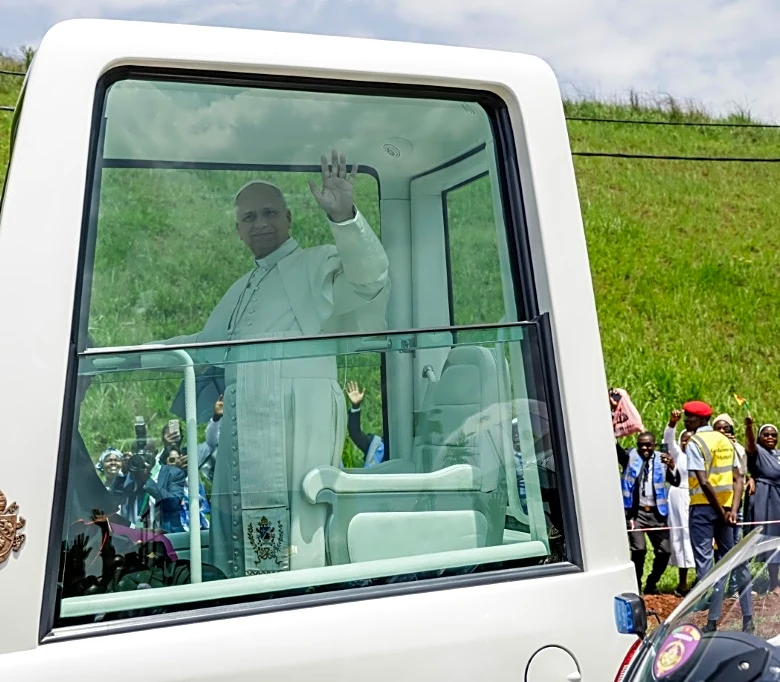 El papa denuncia en Camerún el "puñado de tiranos" que "devastan" el mundo