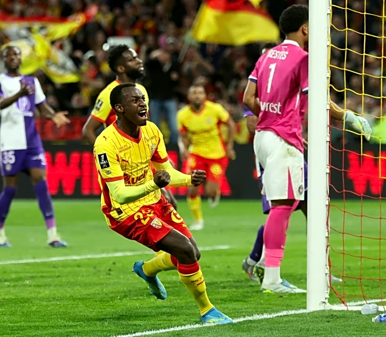 El Lens gana in extremis al Toulouse y no pierde de vista al PSG