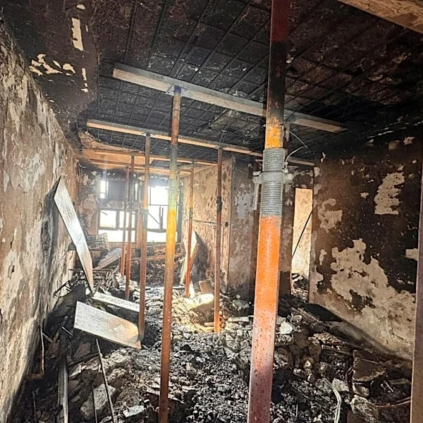 Residentes vuelven a sus casas meses después de un mortal incendio en Hong Kong