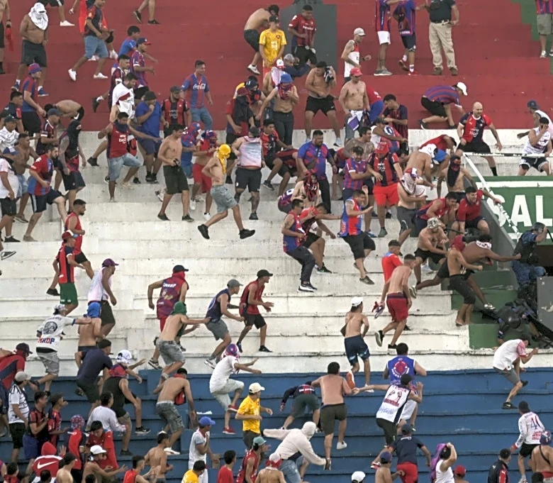 Suspenden el clásico del fútbol paraguayo tras incidentes que dejan varios heridos