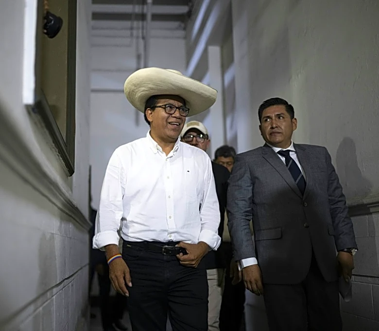 Un heredero de Pedro Castillo y un millonario fan de Trump disputan el cupo al balotaje en Perú