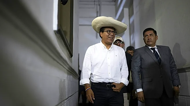 Un heredero de Pedro Castillo y un millonario fan de Trump disputan el cupo al balotaje en Perú