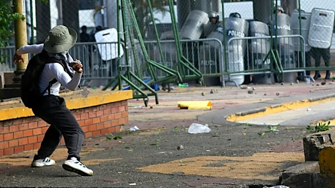 La policía hondureña lanza gases lacrimógenos contra una manifestación de estudiantes