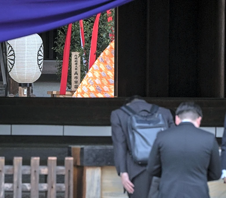 Takaichi envía una ofrenda a un santuario símbolo del militarismo de Japón