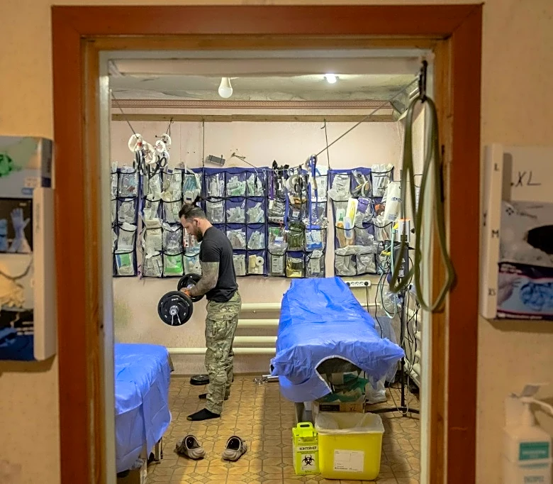 Una pareja de médicos encara la guerra lado a lado en el frente ucraniano