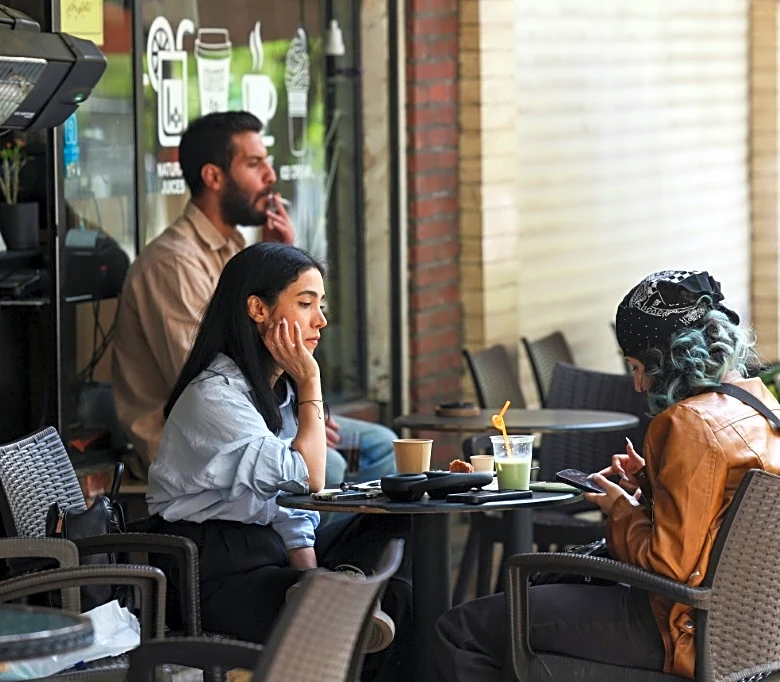 Entre cafés y paseos, los habitantes de Teherán aprovechan la tregua mientras dure