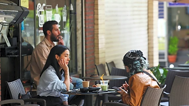 Entre cafés y paseos, los habitantes de Teherán aprovechan la tregua mientras dure