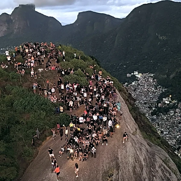 Cientos de turistas vuelven a famoso mirador de Rio pese al susto por operación antinarco la víspera