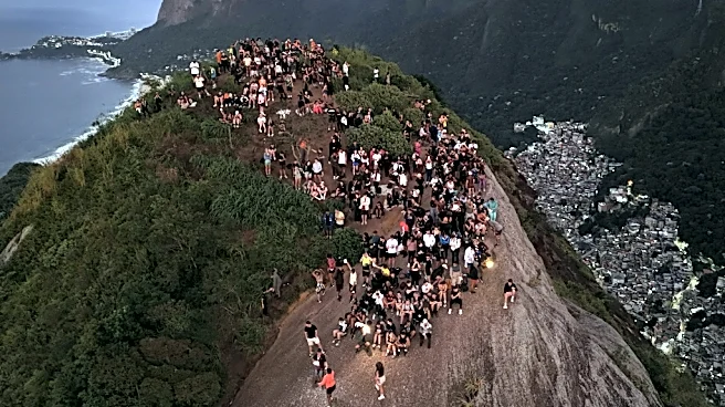 Cientos de turistas vuelven a famoso mirador de Rio pese al susto por operación antinarco la víspera