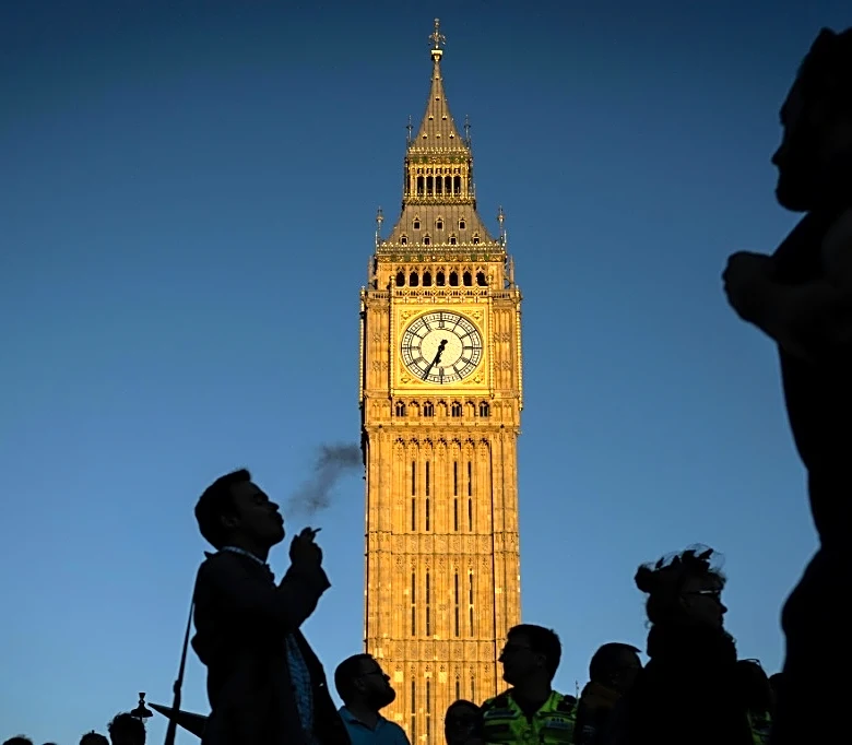 Reino Unido aprueba prohibir la venta de cigarrillos a personas nacidas después de 2008
