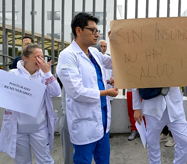 Médicos y pacientes protestan por crisis en sistema sanitario de Ecuador