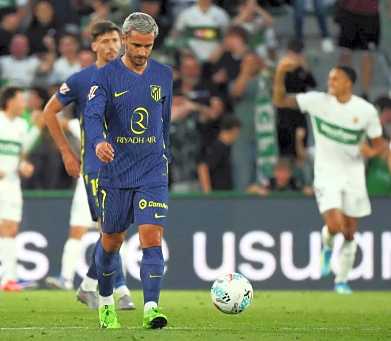 Atlético de Madrid cae 3-2 en Elche con diez jugadores