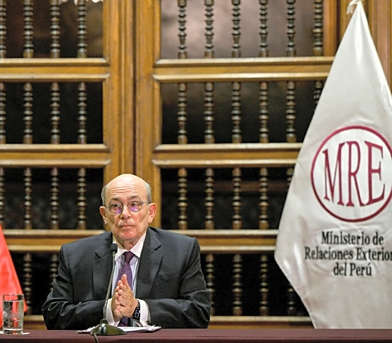 Renuncian el canciller y el ministro de Defensa de Perú tras un desacuerdo en la compra de cazas F-16 a EEUU