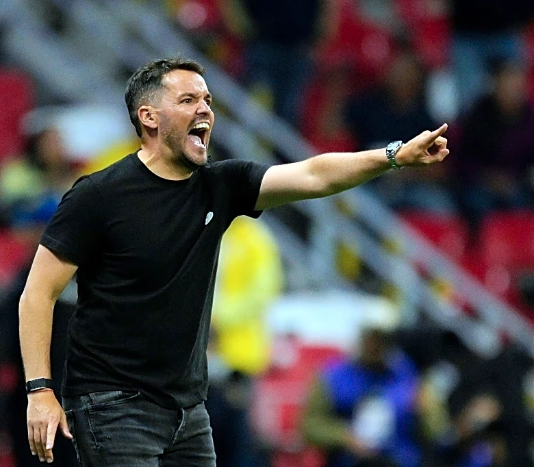 El argentino Larcamón es cesado como director técnico del Cruz Azul en México