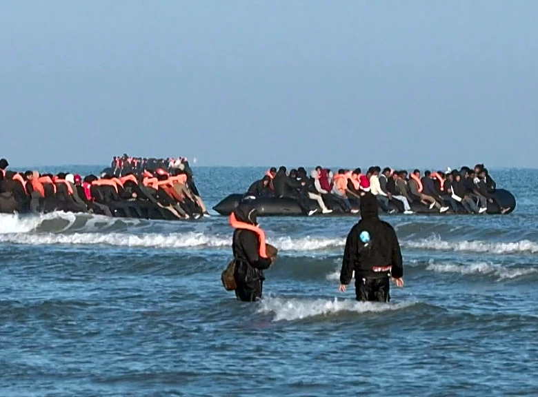 Francia y Reino Unido firman un nuevo acuerdo para frenar el flujo migratorio por el Canal de la Mancha
