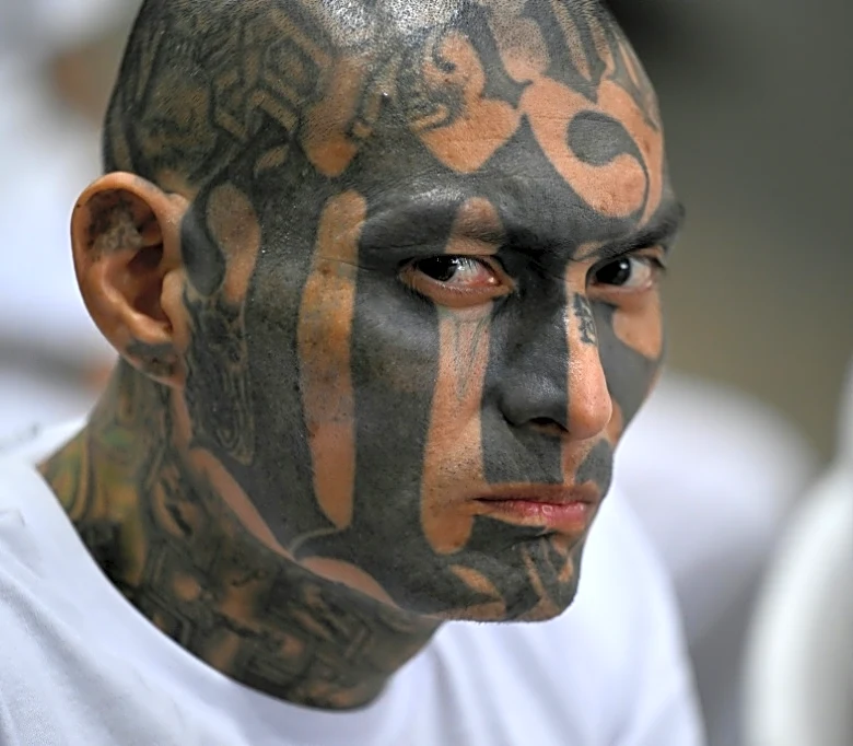 Pandilleros escuchan el relato de sus crímenes en megacárcel de El Salvador