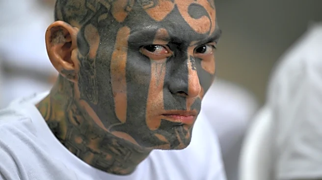 Pandilleros escuchan el relato de sus crímenes en megacárcel de El Salvador